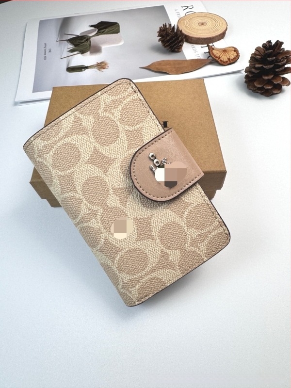 Женски портфейл от PVC кожа с райе, с множество отделения за карти, монетник и ID джоб