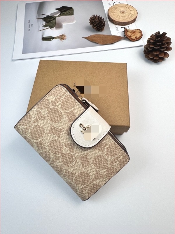 Женски портфейл от PVC кожа с райе, с множество отделения за карти, монетник и ID джоб