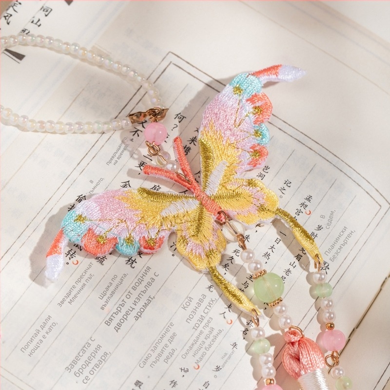 Висулка с бродирана пеперуда - винтидж стил, ръчна изработка, плат, форма пеперуда, произход: Yingtan