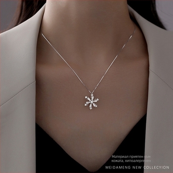 Колие с въртяща се снежинка — мед, цирконий висулка, електропластирано покритие, корейски стил, дължина 41–50 см