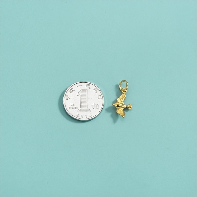 Висулка S925 сребро с позлата, мотив лястовица, електропокритие, зима 2024