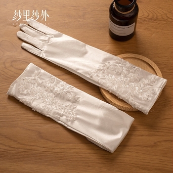 Сатенени средно дълги сватбени ръкавички, ръчно изработени с мъниста и бродерия – елегантни булчински аксесоари