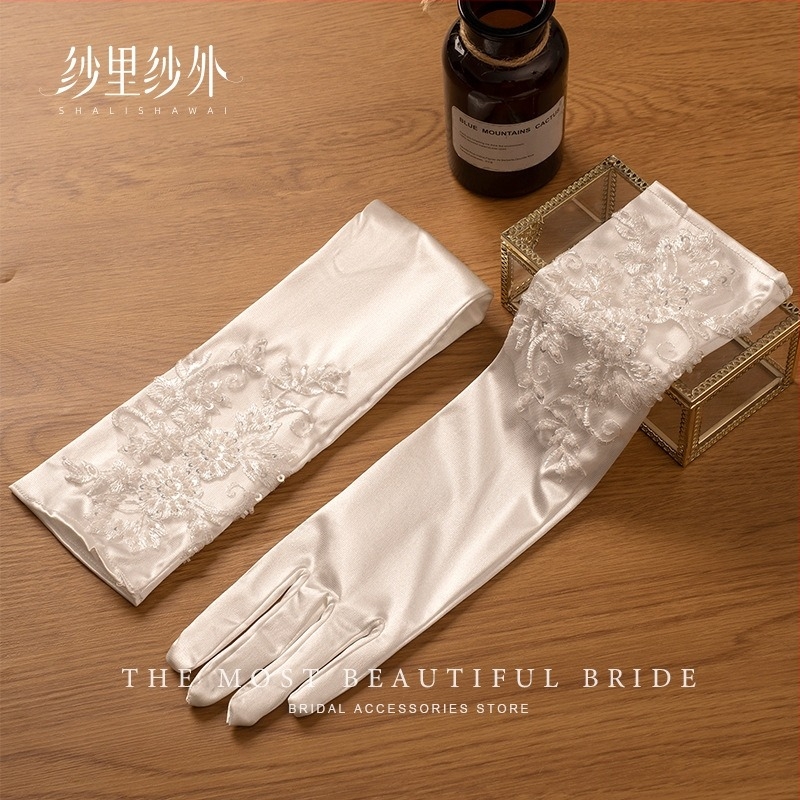 Сатенени средно дълги сватбени ръкавички, ръчно изработени с мъниста и бродерия – елегантни булчински аксесоари