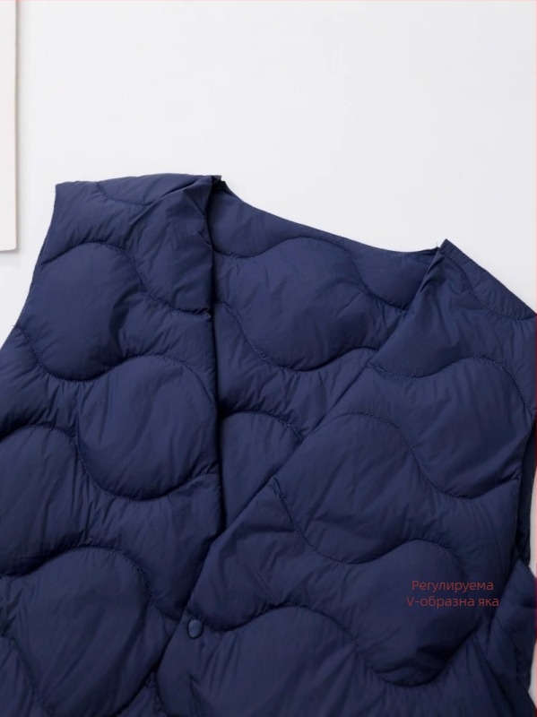 Мъжка пухена жилетка, лека и тънка, с кръгло деколте, едноредово закопчаване, пълнеж от бял патицов пух, подплата от найлон