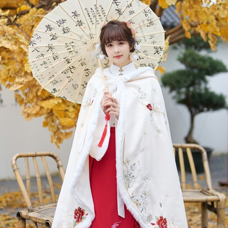 Дамско наметало в китайски стил с бродерия, подплатено с флис, дебело. Плат: памучна прежда; основен материал: кожа от коза; пускано през лято 2022