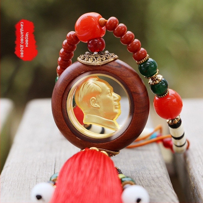 Автомобилна висулка с портрет на Мао Цзедун, кръгла дървена украса за интериора (Материал: сплав и дърво; Стил: китайски традиционен; Функция: декорация на интериора на автомобила; Категория: автомобилни украшения)