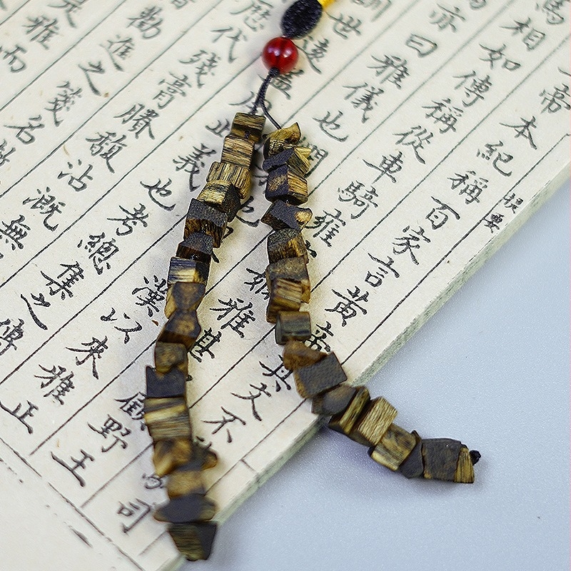 Автомобилен орнамент от агарово дърво със фрагменти, аромат за освежаване на въздуха, персонализация налична, стил: китайска традиция