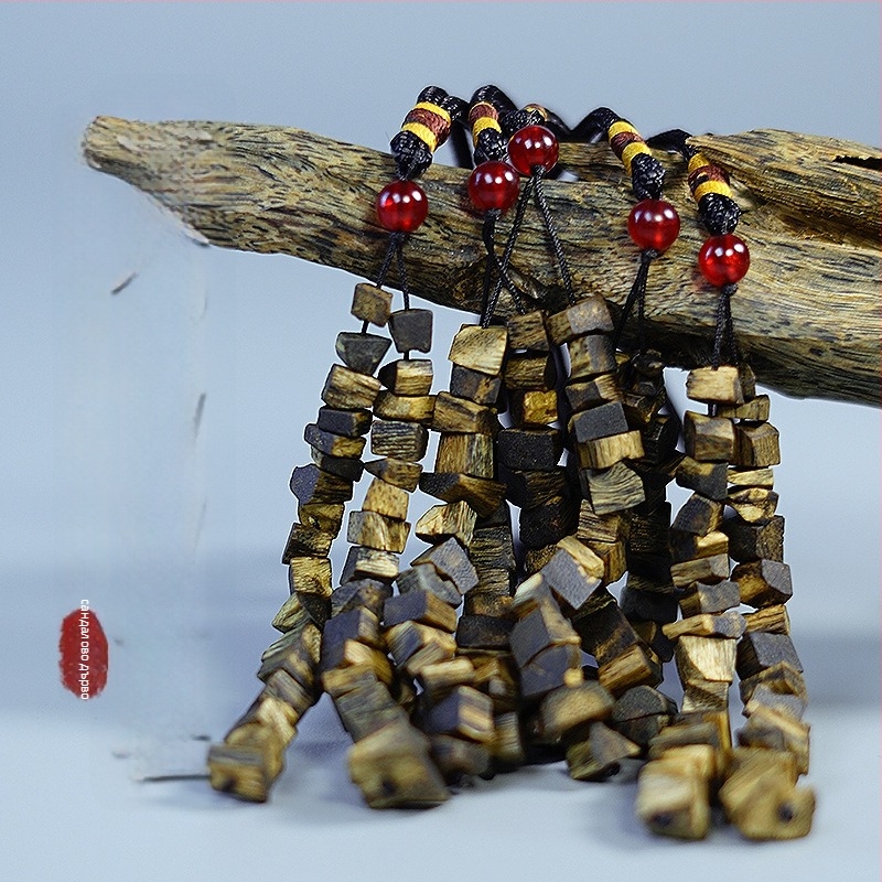 Автомобилен орнамент от агарово дърво със фрагменти, аромат за освежаване на въздуха, персонализация налична, стил: китайска традиция