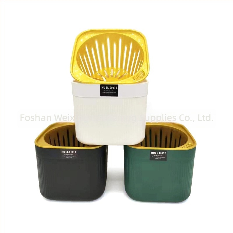 Цветарник от пластмаса, инжекционно формован – дишащ, устойчив на корозия, здрав и водоспестяващ; за бюро и под; прост стил