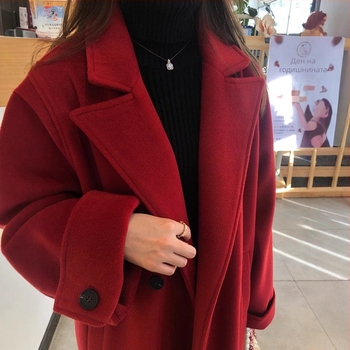 Женско палто от вискоза, монохромен модел, съдържа 70–80% вискоза, дълги ръкави, костюмна яка, уличен хипстър стил.