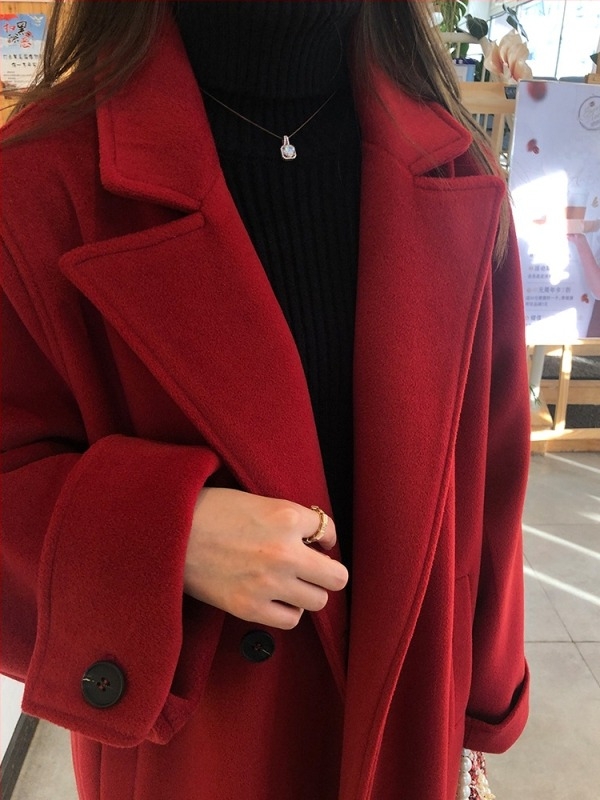 Женско палто от вискоза, монохромен модел, съдържа 70–80% вискоза, дълги ръкави, костюмна яка, уличен хипстър стил.