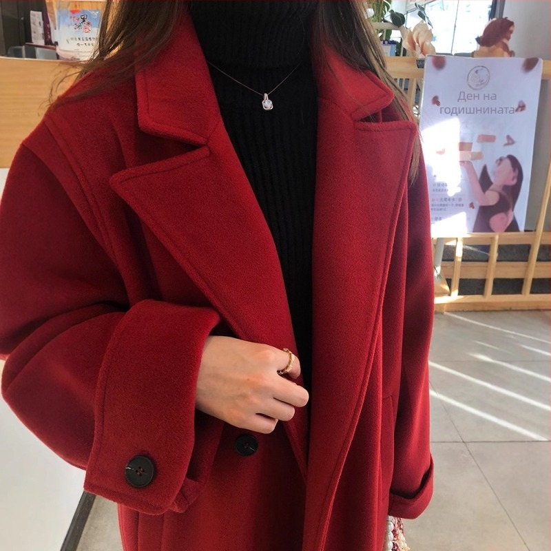 Женско палто от вискоза, монохромен модел, съдържа 70–80% вискоза, дълги ръкави, костюмна яка, уличен хипстър стил.