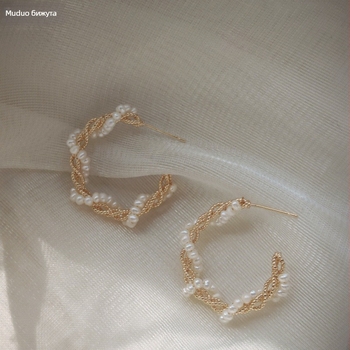 Ръчно изработени обици с естествени прясноводни перли — оригинален дизайн, ПВД златно покритие, есен 2025