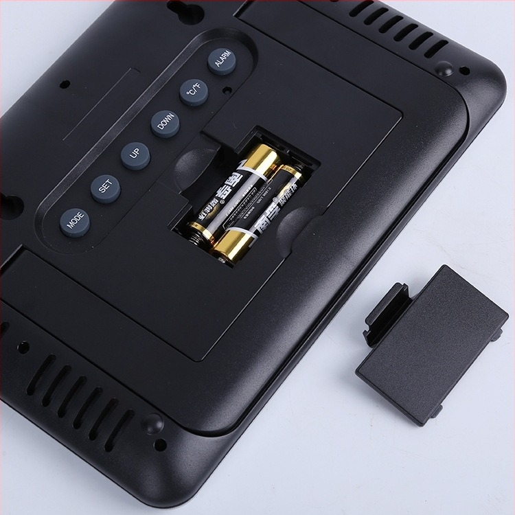 Стенен часовник с голям LCD дисплей, тиха работа, вечен календар и аларма; захранван от батерия