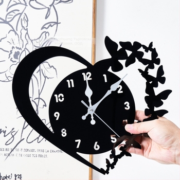 Стенен часовник със сърцевидна форма и черна пеперуда, акрил, модерен дизайн, сканиращи секунди