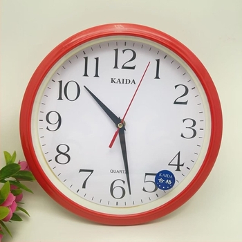 Стенно часовник – минималистичен, кръгъл пластмасов корпус, батерийно захранване, плавен ход на секундната стрелка, механизъм Aishida B-13