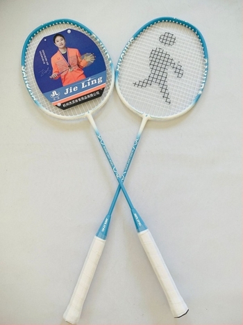 Бадминтон ракета — рамка от алуминиева стъклена композитна структура, найлонови струни, 2 броя, тегло 90–94 г, дръжка G4, праволинеен дизайн