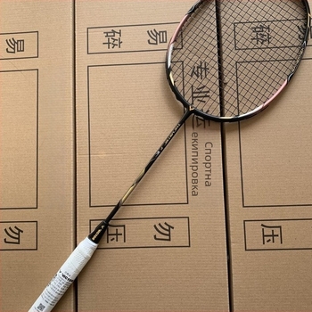Ракета за бадминтон с рамка от карбон, твърд прът, прав тип, тегло 80-84 g, дебелина на хватката G5