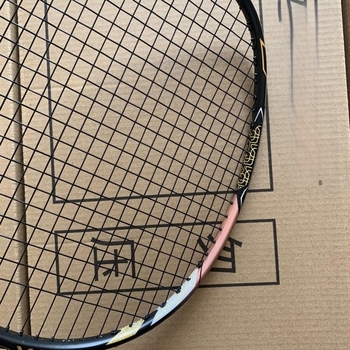 Ракета за бадминтон с рамка от карбон, твърд прът, прав тип, тегло 80-84 g, дебелина на хватката G5