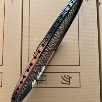 Ракета за бадминтон с рамка от карбон, твърд прът, прав тип, тегло 80-84 g, дебелина на хватката G5