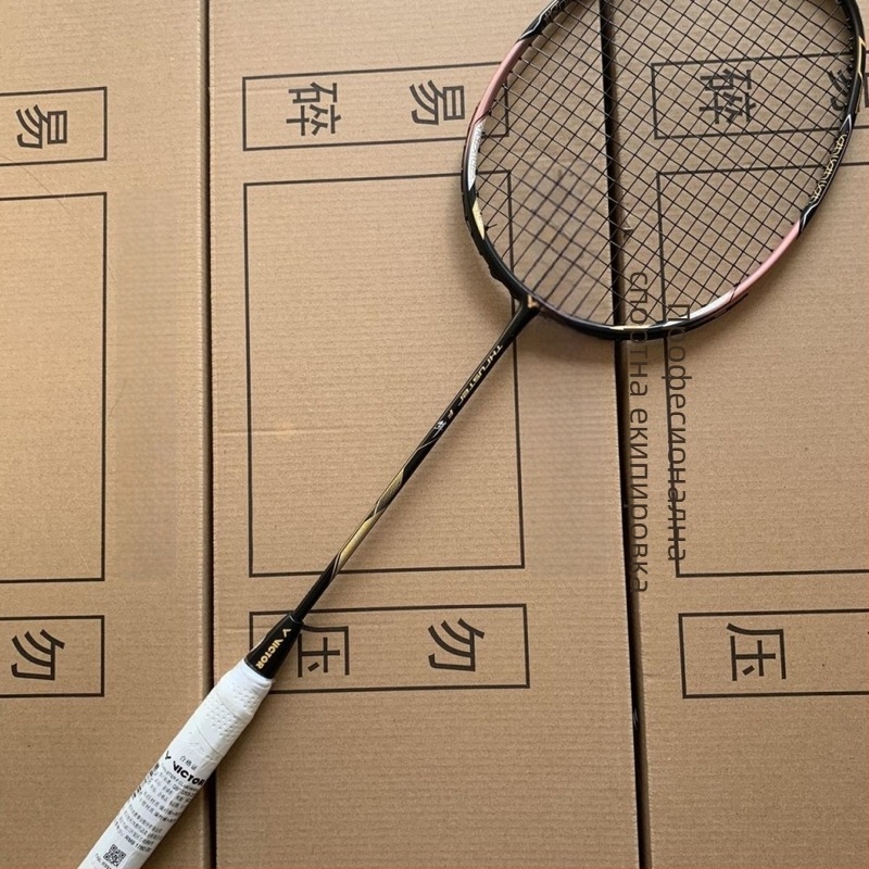 Ракета за бадминтон с рамка от карбон, твърд прът, прав тип, тегло 80-84 g, дебелина на хватката G5