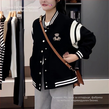 Женско бейзболно яке, А-образна кройка, стойка яка, стандартни ръкави, модал-полиестерова смес, дължина 50–65 см