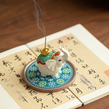 Слонов държач за тамян - смола; произход: Дехуа, Куанджоу; марка: Jiyu Ceramics; стил: модерен минимализъм.