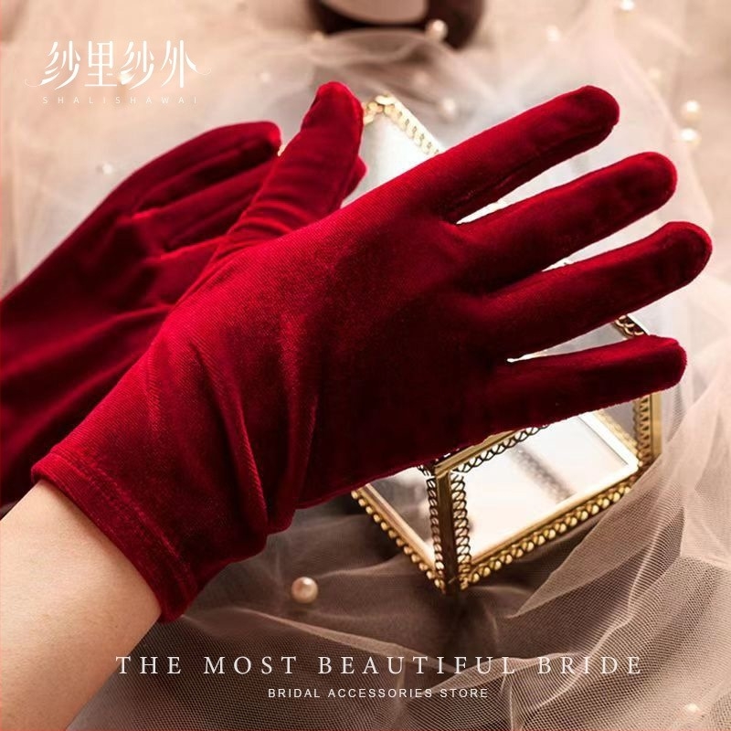 Булчински кадифени ръкавици и къса френска сатенена рокля – винтидж стил Хепбърн за жени