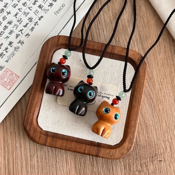 Етно стил колие с подвеска късметлива котка, ръчна изработка, подвеска от дървена смола, обикновена верига