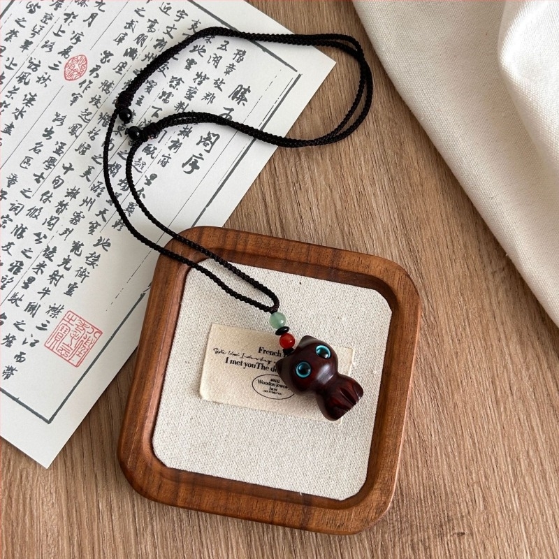 Етно стил колие с подвеска късметлива котка, ръчна изработка, подвеска от дървена смола, обикновена верига