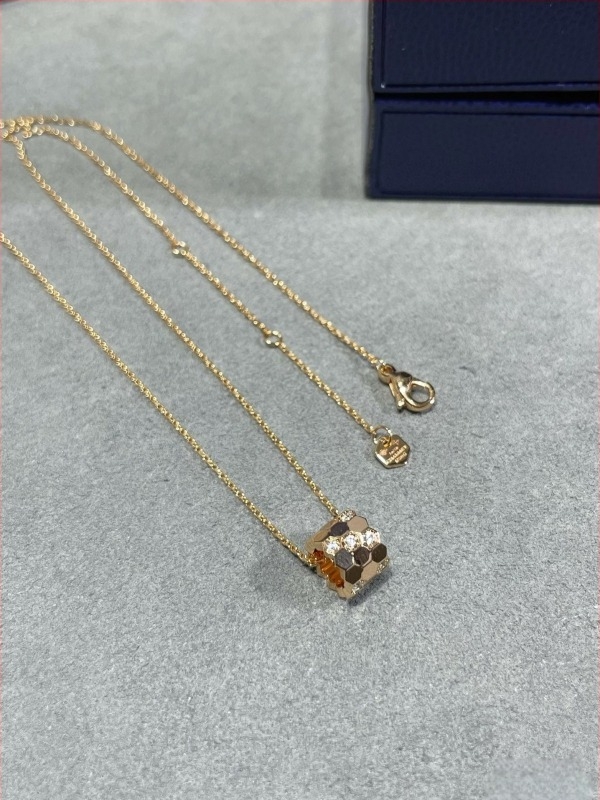 Колие от 925 сребро с ромбовидна висулка в пчелна пита форма, кръстосана верига, електроплатирано, тегло 2.9 g