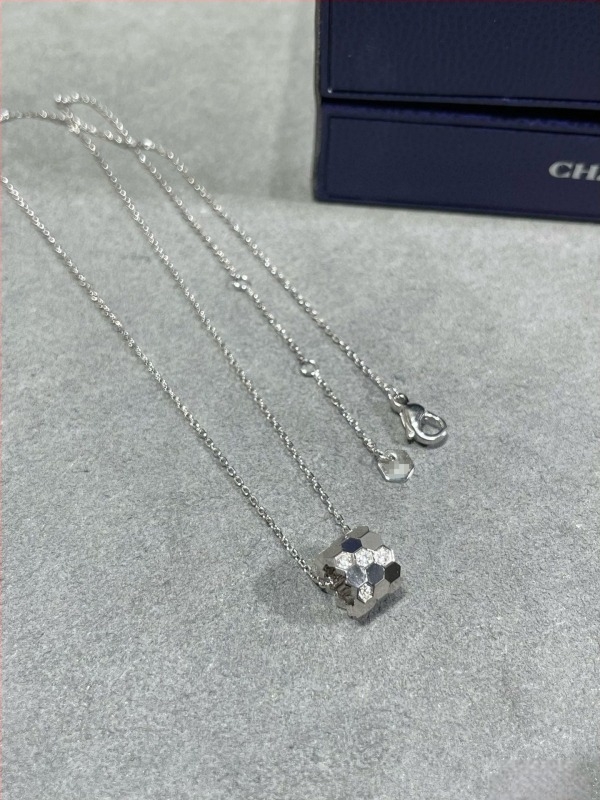 Колие от 925 сребро с ромбовидна висулка в пчелна пита форма, кръстосана верига, електроплатирано, тегло 2.9 g