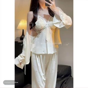 Три-частен комплект пижами от златист кадифе с подплата за бюст и пеперудени презрамки, топ с V-образно деколте и дълги ръкави с панталони, луксозно спално облекло за есен 2024, подходящо за зима, пролет и есен.