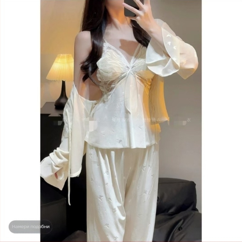 Три-частен комплект пижами от златист кадифе с подплата за бюст и пеперудени презрамки, топ с V-образно деколте и дълги ръкави с панталони, луксозно спално облекло за есен 2024, подходящо за зима, пролет и есен.