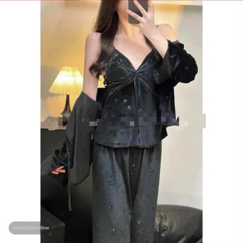 Три-частен комплект пижами от златист кадифе с подплата за бюст и пеперудени презрамки, топ с V-образно деколте и дълги ръкави с панталони, луксозно спално облекло за есен 2024, подходящо за зима, пролет и есен.