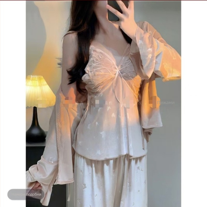 Три-частен комплект пижами от златист кадифе с подплата за бюст и пеперудени презрамки, топ с V-образно деколте и дълги ръкави с панталони, луксозно спално облекло за есен 2024, подходящо за зима, пролет и есен.