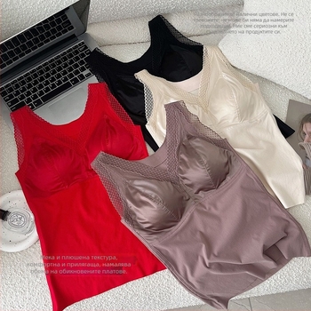 Потник с широки презрамки, сатенено усещане, дантелен V-образен деколте, интегрирана подпора за бюста и повдигащ ефект, тънък базов слой за зима