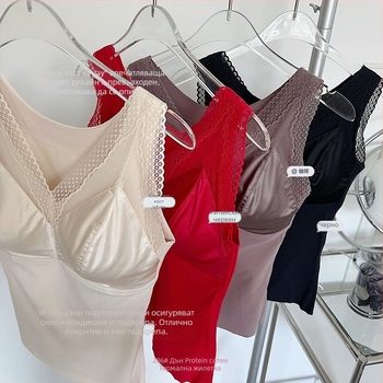 Потник с широки презрамки, сатенено усещане, дантелен V-образен деколте, интегрирана подпора за бюста и повдигащ ефект, тънък базов слой за зима