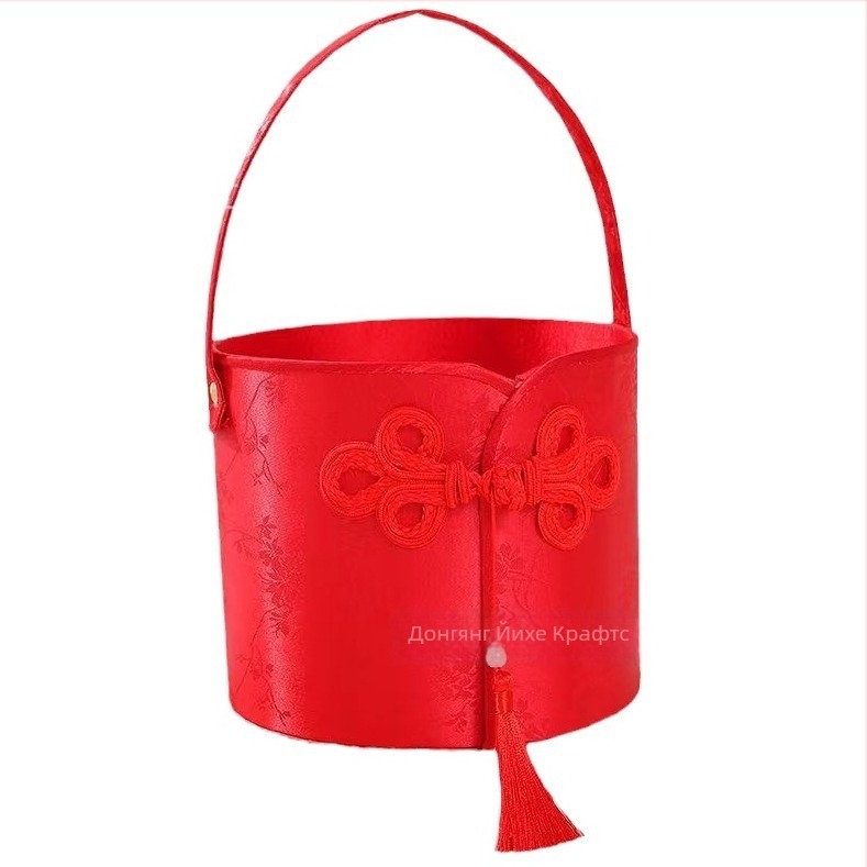 Кръгла кутия за подарък във форма на кофа с брокатен сатенов мотив в стил Cheongsam за сватбено оформление, изработена от плат; произход: Dongyang, Zhejiang; опаковка: подаръчна.