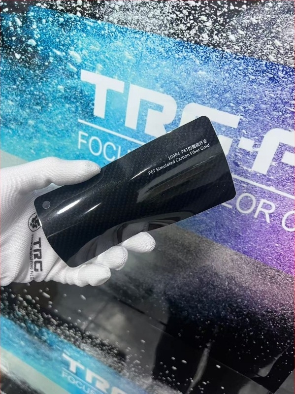 Филм за обвивка на автомобил PET с модел карбон фибър форджд, самозалепващ монтаж, дължина по заявка