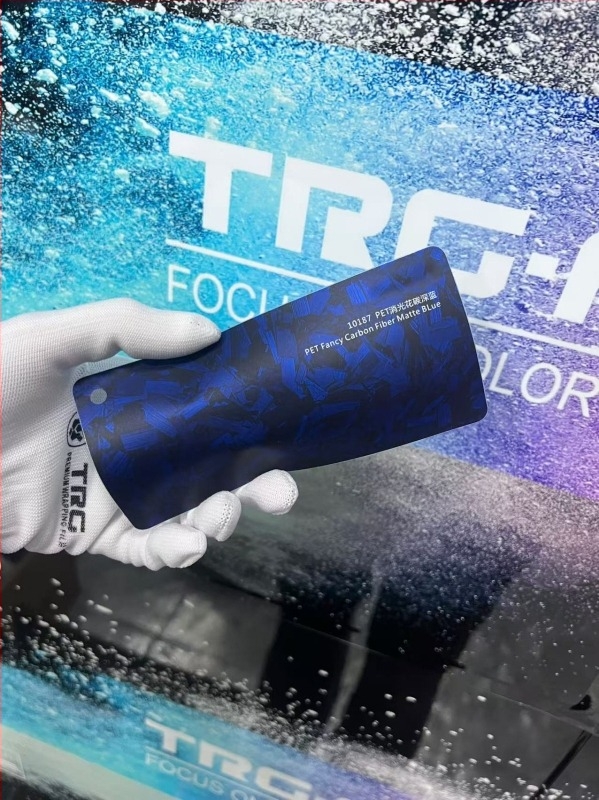 Филм за обвивка на автомобил PET с модел карбон фибър форджд, самозалепващ монтаж, дължина по заявка