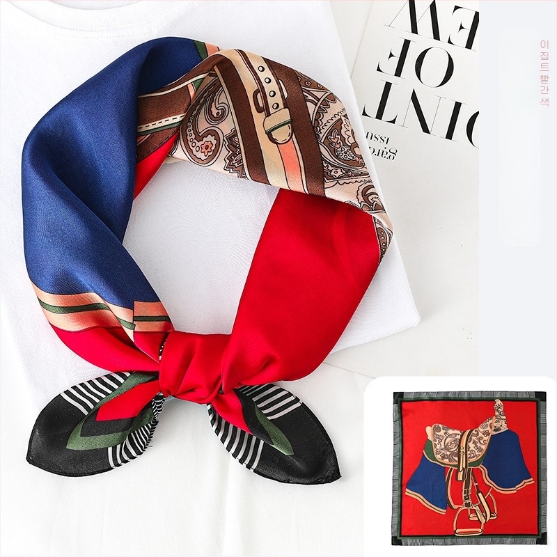 Шал от симулирана коприна със сатенено тъкане, двустранно печатан каре-шал