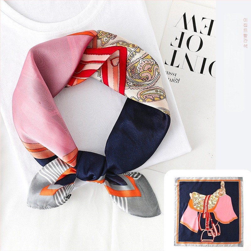 Шал от симулирана коприна със сатенено тъкане, двустранно печатан каре-шал