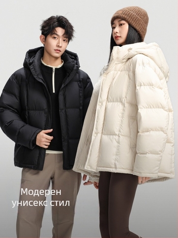 Мъжко пухено зимно яке, дебело, с качулка и цип; пълнеж: бял гъши пух 86–90%; основна материя и подплата: полиестер; дължина 50–65 см; стил базов, градски