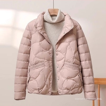 Универсално леко пухено яке със стояща яка, есенно‑зимно, полиестров плат; основният материал: полиестер (полиестерни влакна) 30–50% съдържание; втори материал: друг