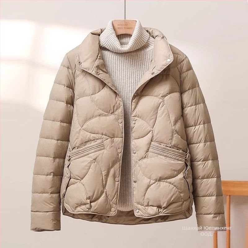 Универсално леко пухено яке със стояща яка, есенно‑зимно, полиестров плат; основният материал: полиестер (полиестерни влакна) 30–50% съдържание; втори материал: друг