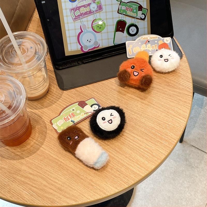 Ракетна плюшена висулка‑ключодържател – сладък спортен аксесоар (материал: плюш; аксесоар: ключодържател с въже; стил: сладък; подходящ подарък за завършване най-добрия приятел)