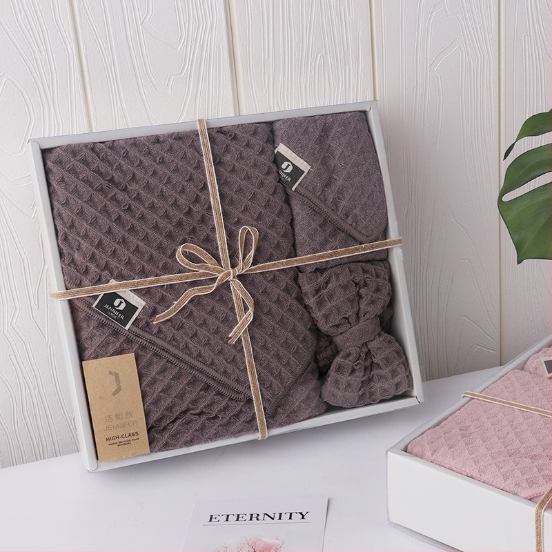 Подаръчен комплект в кутия: вафелни микрофибърни хавлии за баня и лента за коса, тегло 220 g, Plain weave, 32S, полиестерово влакно, лого печатано