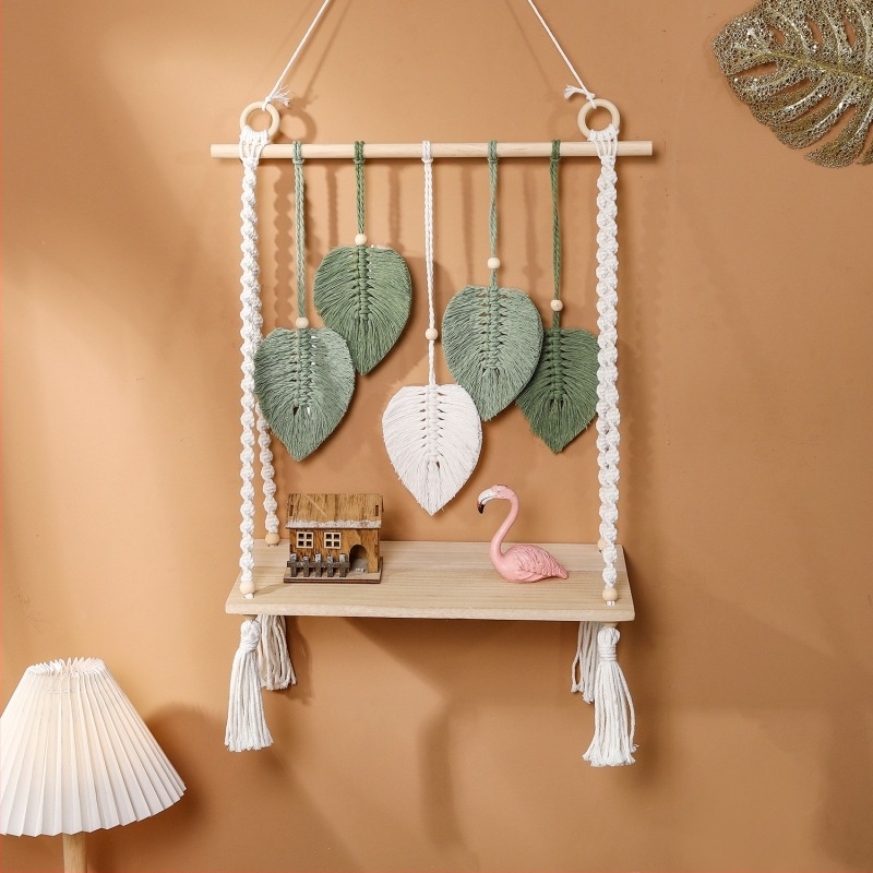 Ръчно тъкана гоблен с дървена полица — стенно декоративно изделие в нордически стил, правоъгълна форма, изработено от дървени пръчки, пръстени, мъниста и памучни конци.