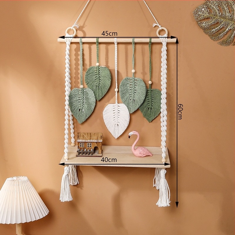 Ръчно тъкана гоблен с дървена полица — стенно декоративно изделие в нордически стил, правоъгълна форма, изработено от дървени пръчки, пръстени, мъниста и памучни конци.